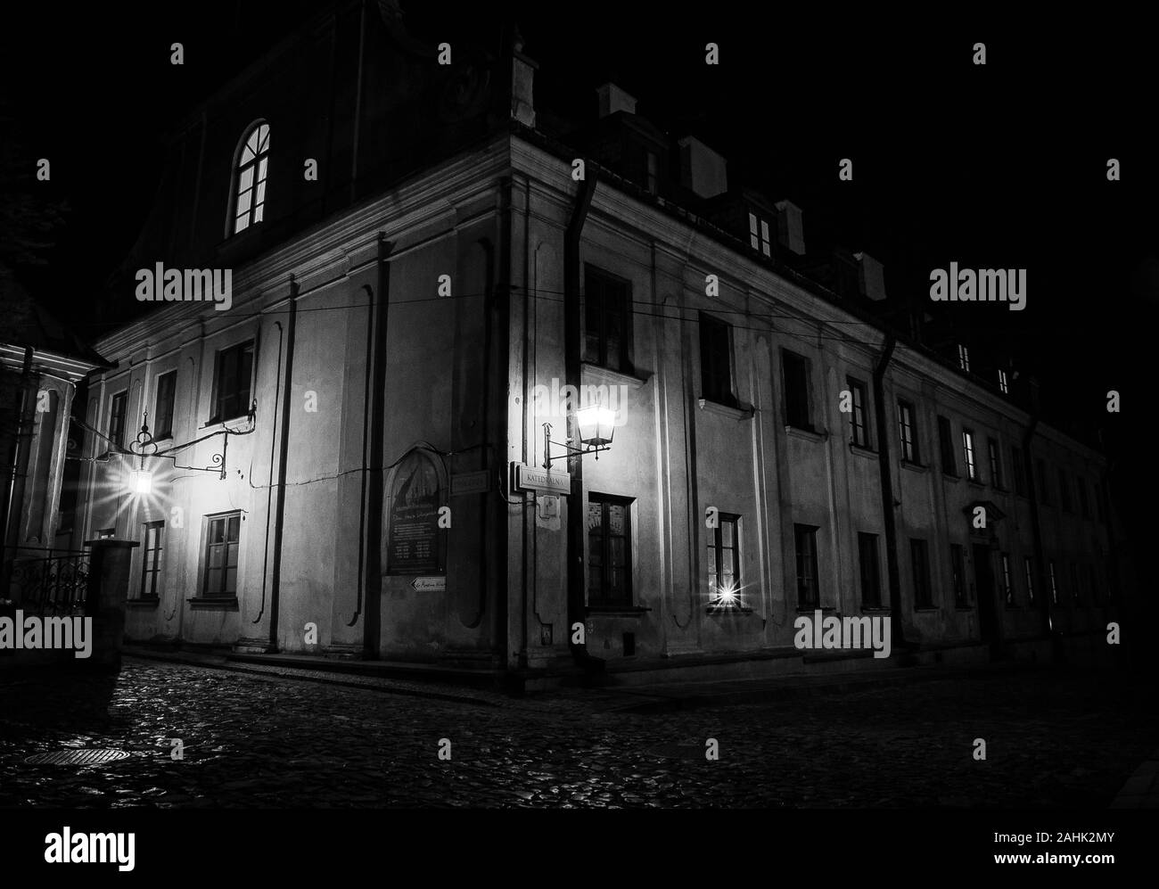 Alte Gebäude in Sandomierz, Polen. Schwarze und weiße trübe Stimmung. Stockfoto