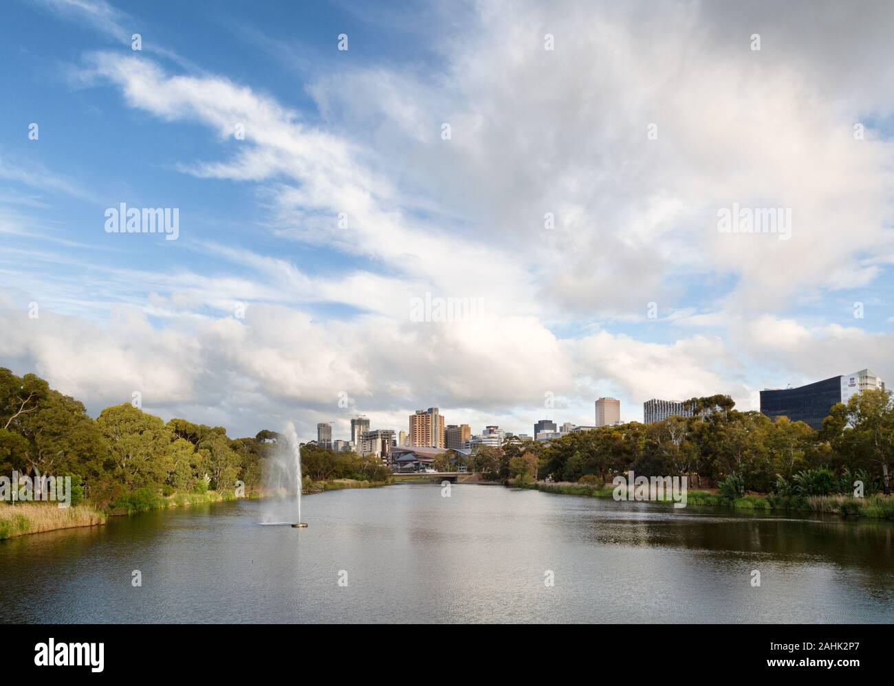 Adelaide Australien - Blick auf den Fluss Torrens, oder Karrawirra Parri, Zentrum von Adelaide an einem sonnigen Abend im Frühjahr, Adelaide, South Australia Australi Stockfoto