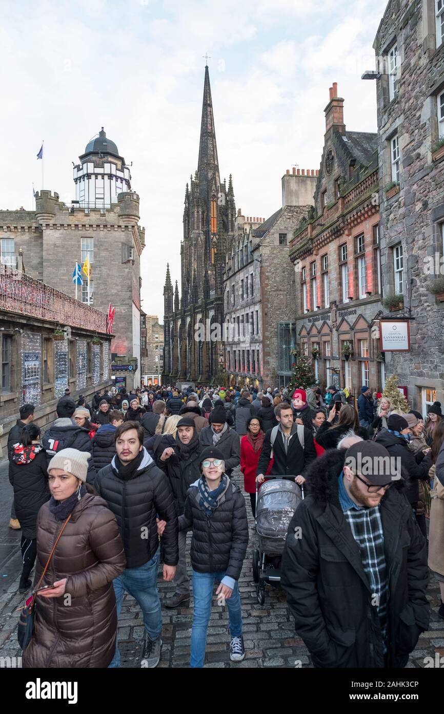 Castlehill und Royal Mile vollgepackt mit Touristen vor dem Edinburgh Hogmanay feiern. Stockfoto