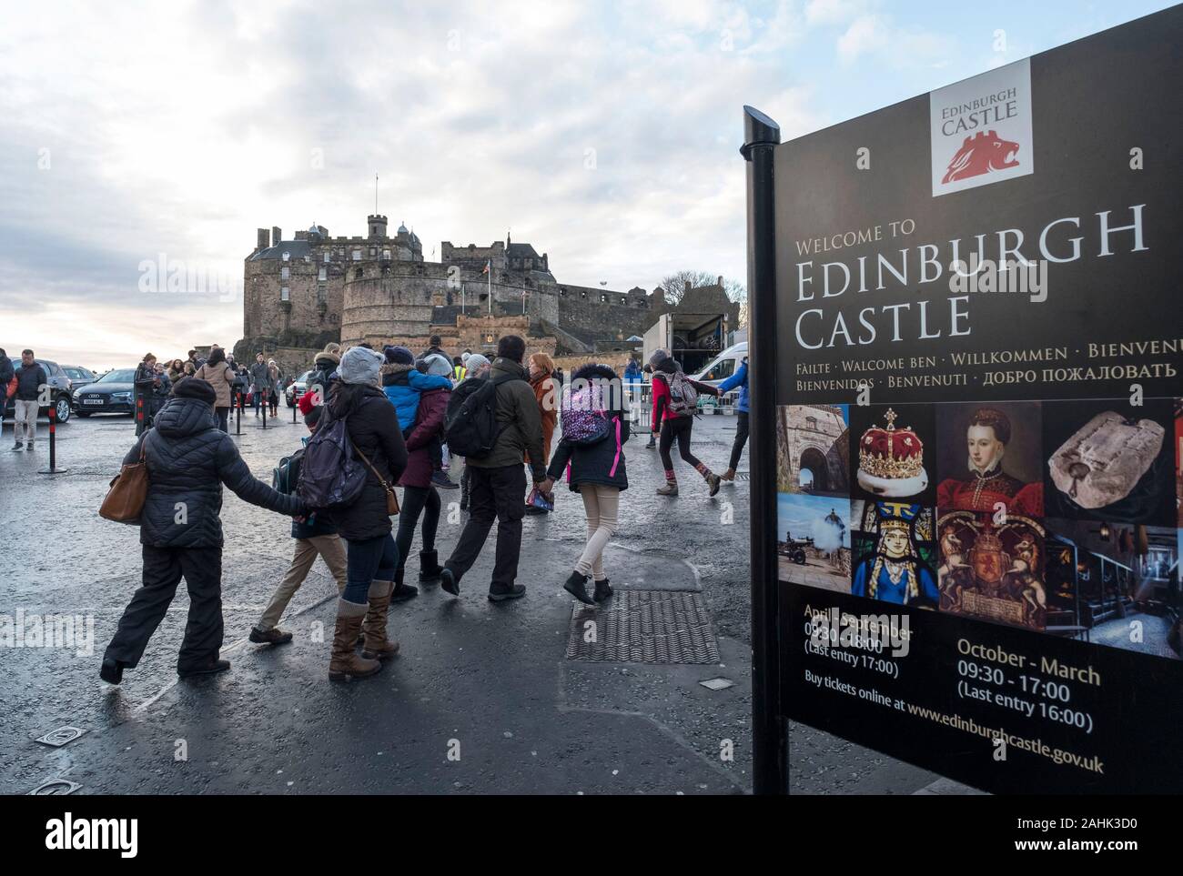 Touristen gehen Sie die Esplanade in Richtung Schloss Edinburgh, Edinburgh, Schottland. Stockfoto