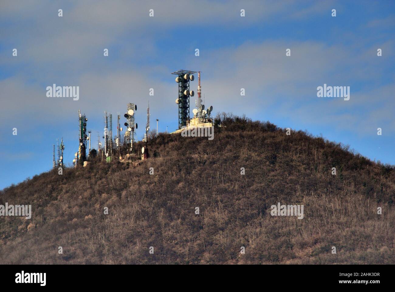 BTS-Türme auf dem Berg Venda, Venetien, Italien. Stockfoto