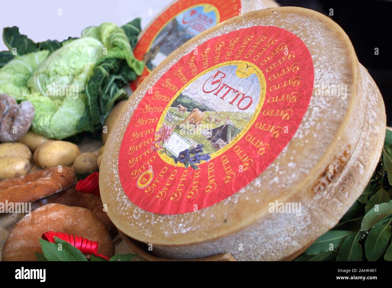 Turin, Piemont, Italien. -10/22/2010- die Lebensmittelmesse 'Salone del Gusto'. Bitto-Käse. Stockfoto