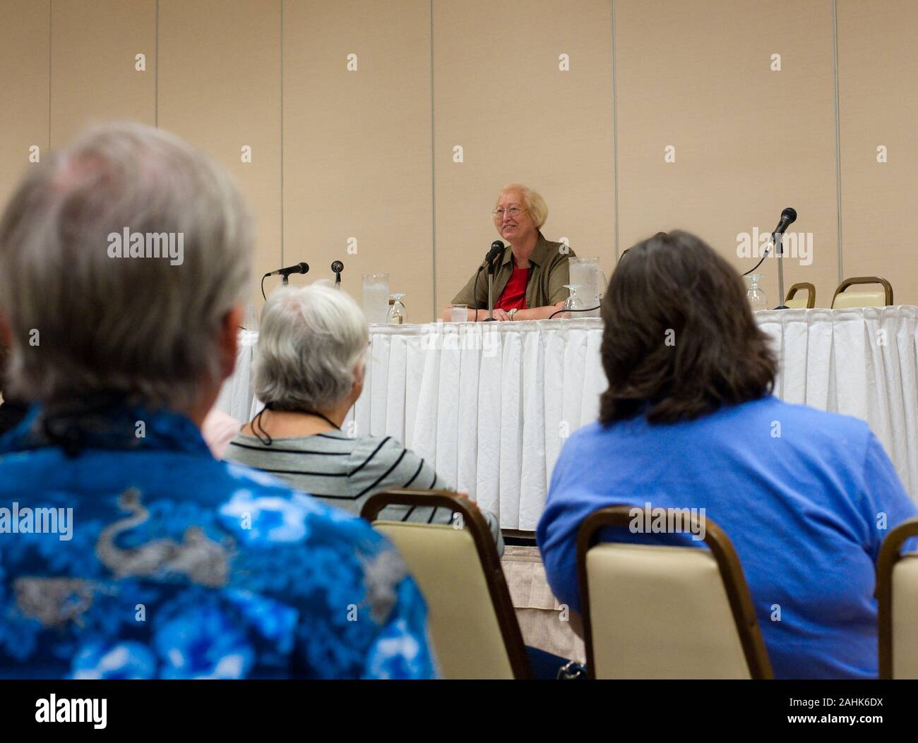 American Science Fiction und Fantasy Autorin, Connie Willis, spricht über ein Panel als Toastmaster an den World Fantasy Convention 2011 in San Diego, CA. Stockfoto