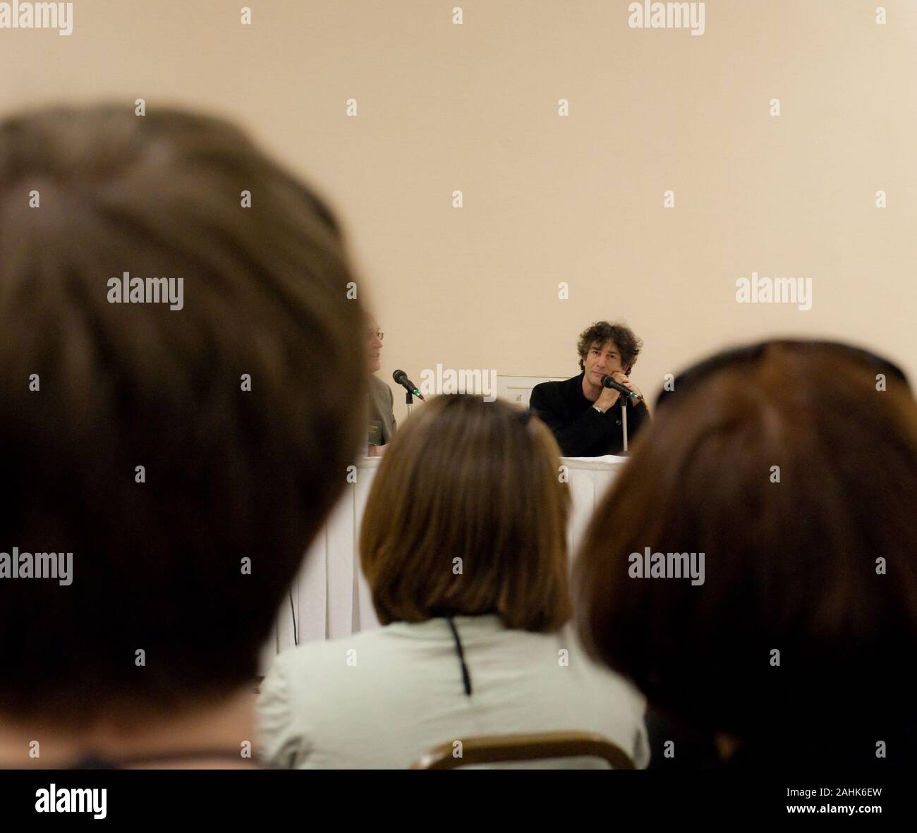 Neil Gaiman, Thema und Gast der Ehre, ist interviewt auf einem Panel an der World Fantasy Convention 2011 in San Diego, CA. Stockfoto