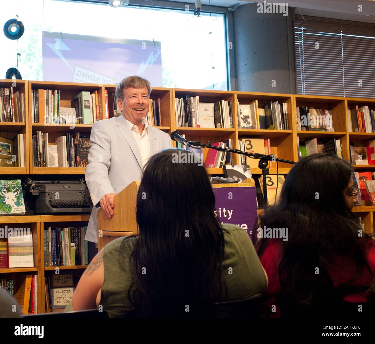 American Science Fiction Autor, James Patrick Kelly, liest seine Arbeit während Clarion West Sommer Workshop 2014, an der Universität Book Store, Seattle. Stockfoto