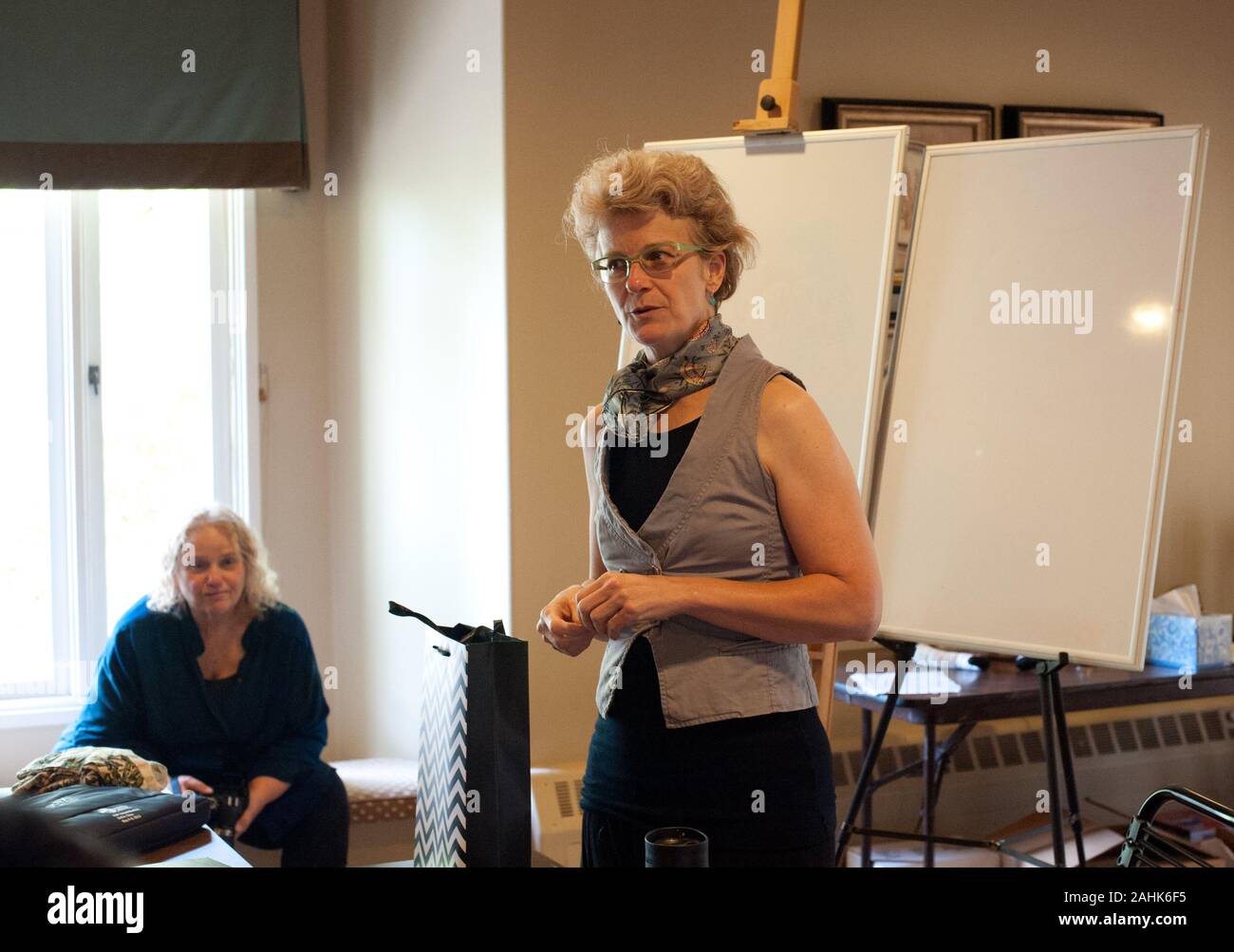 Les Howle Uhren als amerikanische Schriftsteller der Phantasie, des Kij Johnson, hält einen Vortrag zu den Kursteilnehmern während Clarion West Sommer Workshop 2014, Seattle, WA. Stockfoto