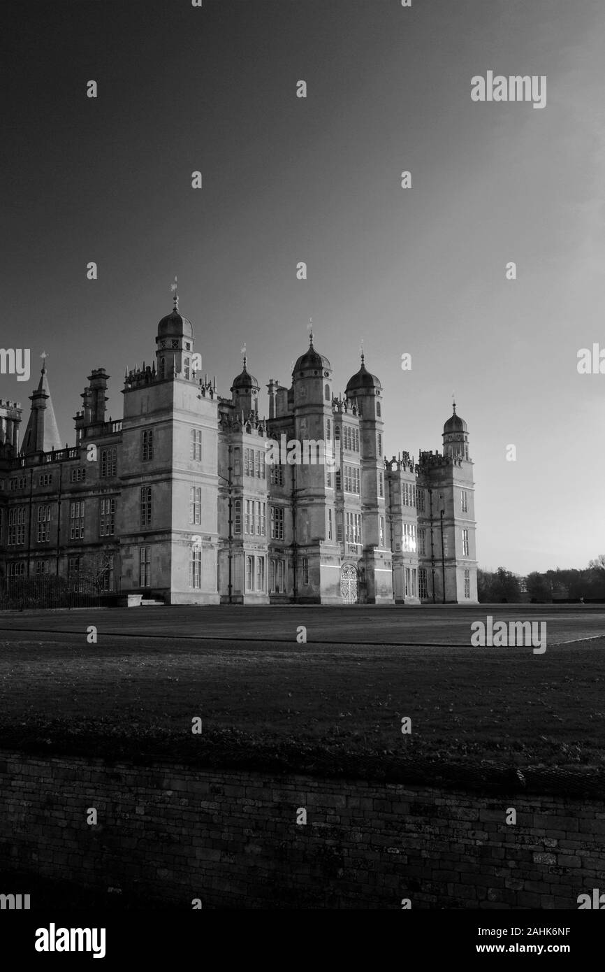 Herbst Sonnenuntergang Farben, Burghley House, elisabethanische Herrenhaus an der Grenze von Cambridgeshire und Lincolnshire, England, Großbritannien Stockfoto
