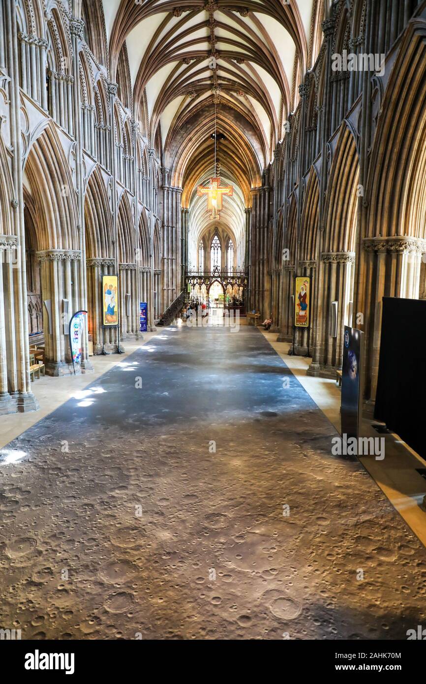 Der Fußboden in einem Bild von der Oberfläche der Mond in der Kathedrale von Lichfield, Lichfield, Staffordshire, Großbritannien Stockfoto