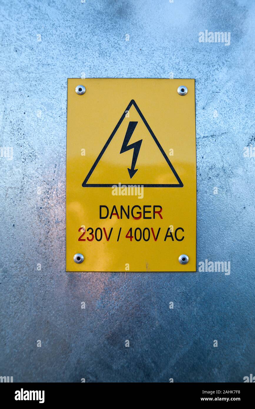 Hohe Spannung Warnzeichen Unterstation elektrische Leistung. Stockfoto