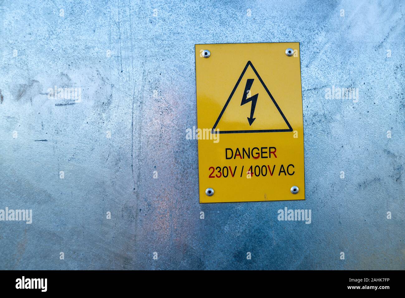 Hohe Spannung Warnzeichen Unterstation elektrische Leistung. Stockfoto