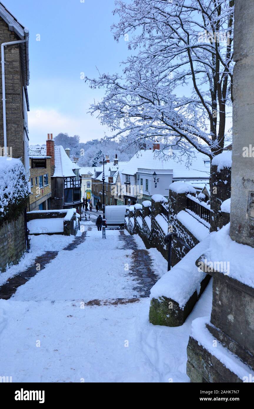 Rutschiger Schnee bedeckt die Schritte von St. Johns Kirche in Frome ein zusätzliches Problem für spät Weihnachtskäufer. Stockfoto
