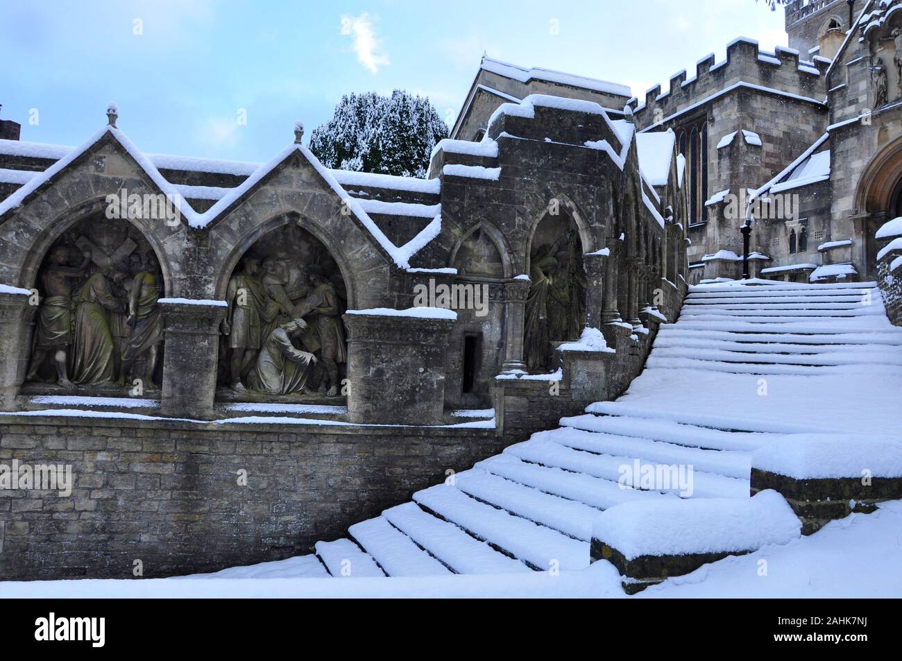 Der geschnitzte Kreuzweg außerhalb St Johns Kirche in Frome, Somerset. Malerisch mit ein Abstauben des Schnees. Stockfoto