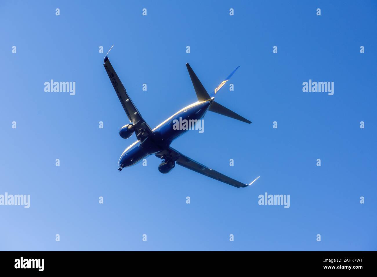 Ryanair Passage Airline bereitet sich auf die Landung am Flughafen East Midlands, UK. Stockfoto