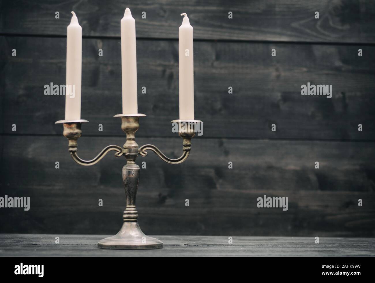 Alte vintage Kerzenhalter auf schwarzem Holz- Hintergrund. Stockfoto