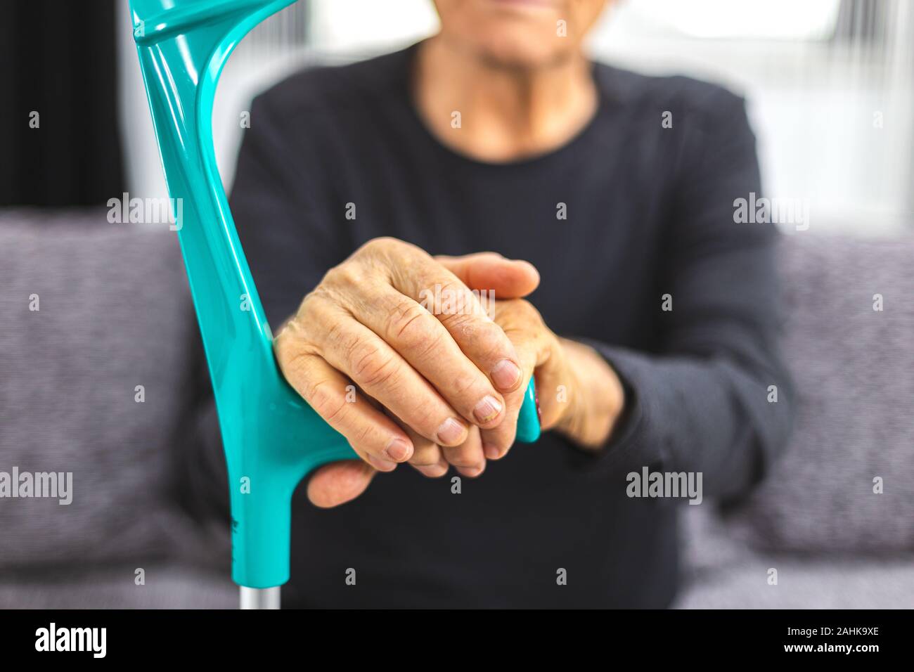 Ältere Person stehen mit den Händen ruht auf medizinische Spazierstock. Konzept der Person mit Bewegungslosigkeit, Gelenke, Rheuma problem. Stockfoto