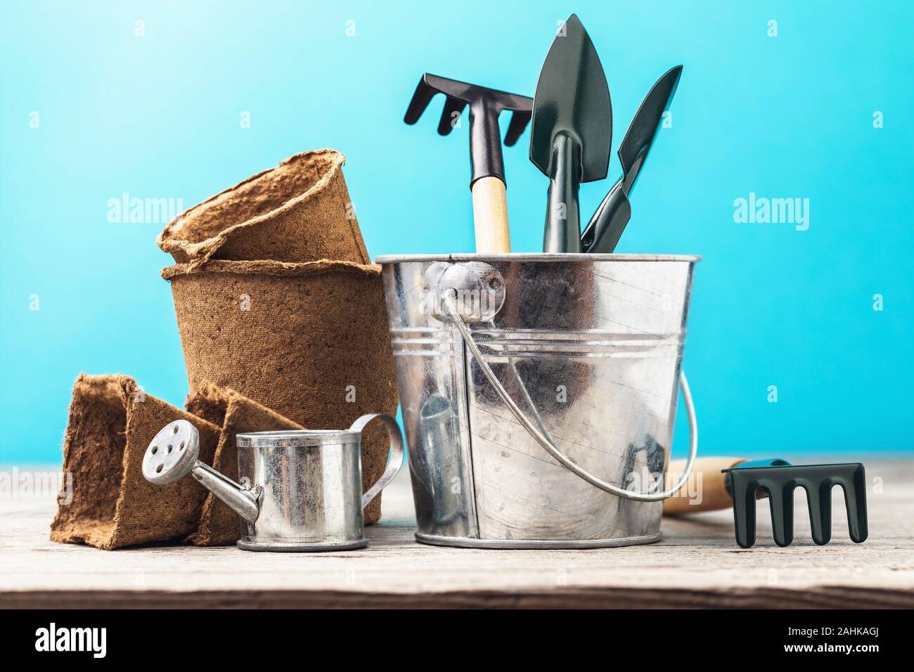 Verschiedene Tools für die Arbeit im Garten auf einem Holztisch, close-up Stockfoto