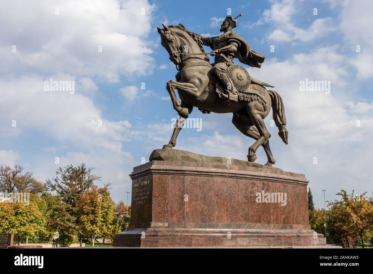 Taschkent, Usbekistan - November 3, 2019: Amir Timur Monument. Denkmal für Amir Timur in der Amir Timur Platz in Taschkent Stockfoto