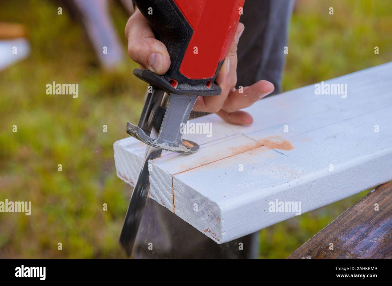 Master mit schneidet Holz elektrische Stichsägen Nahaufnahme Stockfoto