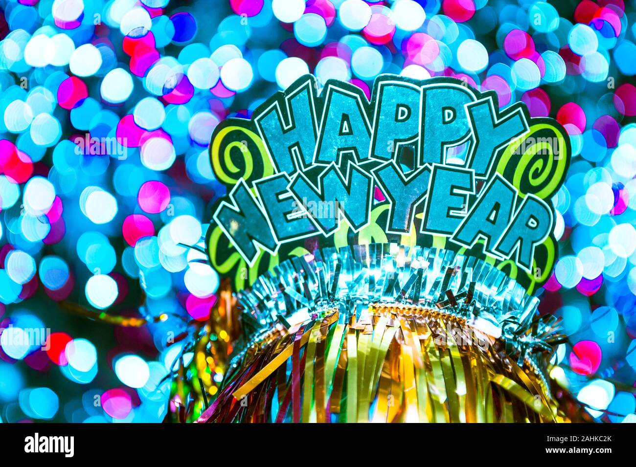 Frohes Neues Jahr Partei hat Sekt gegen eine glühende Feiertagfeier Hintergrund in einem bunten bokeh Lichter Nacht anzeigen Stockfoto