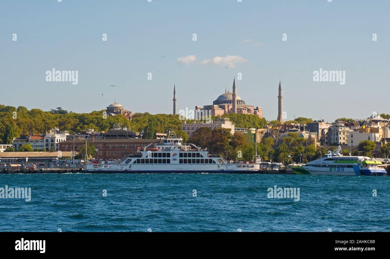 Istanbul, Türkei - 8. September 2019. Der Hagia Eirene und die Hagia Sophia und Sultanahmet Waterfront von Karaköy in Beyoglu gesehen Stockfoto