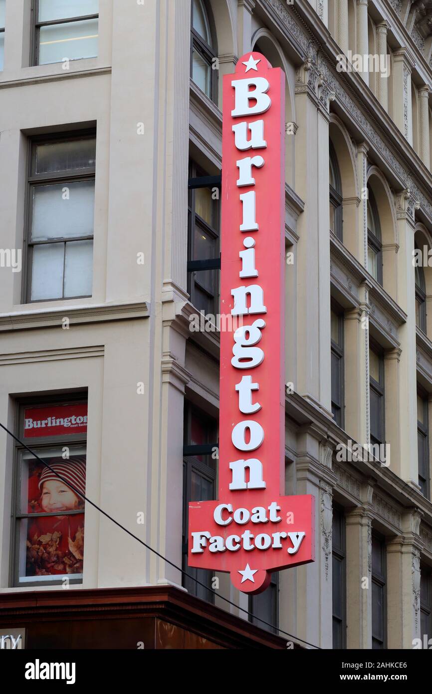 Burlington Coat Factory Zeichen auf der historischen Ehrich Brüder Kaufhaus Gebäude, 707 6th Ave, New York, NY. Stockfoto