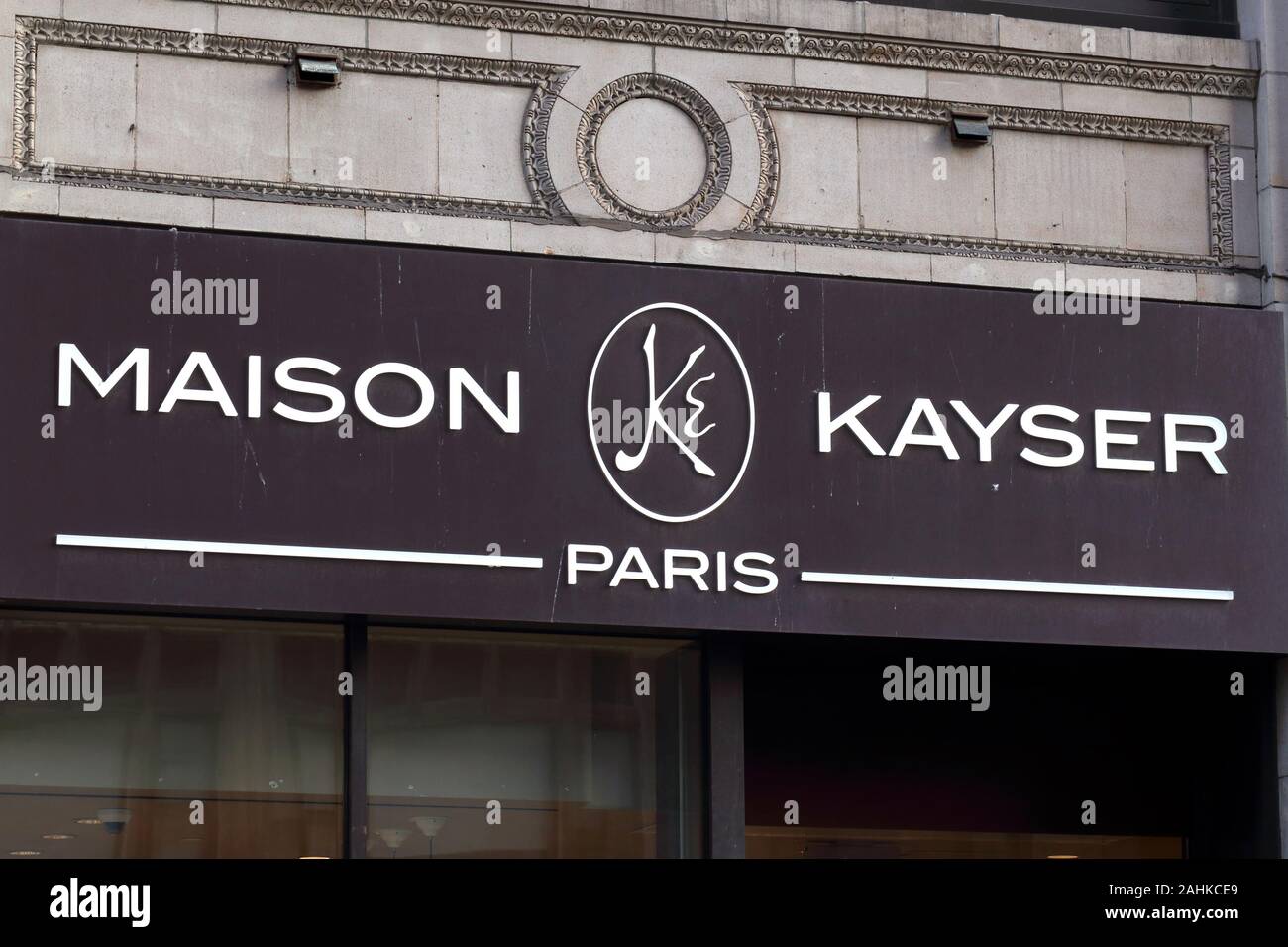 Ein Maison Kayser Bakery Cafe Logo auf einem kommerziellen loft Gebäude im Garment District von Manhattan, New York, NY Stockfoto