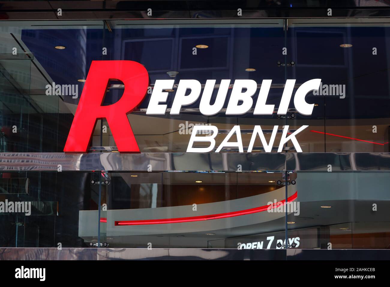 Der Republic Bank (Republik Erster Bancorp) Logo auf Gebäude mit glänzenden Glas und Metallbau in New York, NY, USA Stockfoto