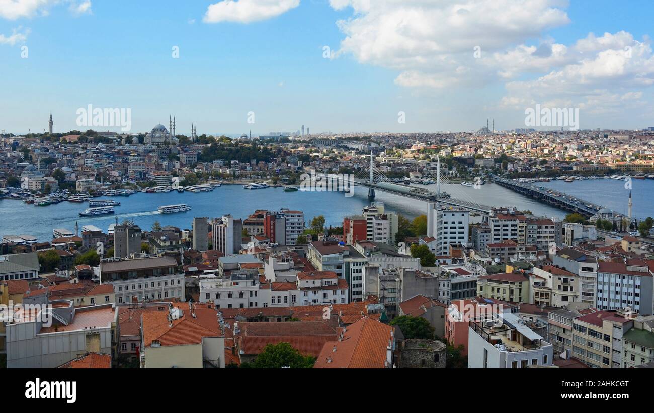 Ein Blick auf Istanbul von Galata Tower in Beyoglu gegen Fatih, mit U-Bahn und Atatürk Brücken auf der rechten, und Suleymaniye Moschee in der Rückseite Stockfoto