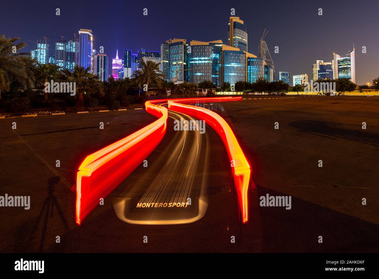 Auto Trail leuchtet die Skyline von Doha Stockfoto