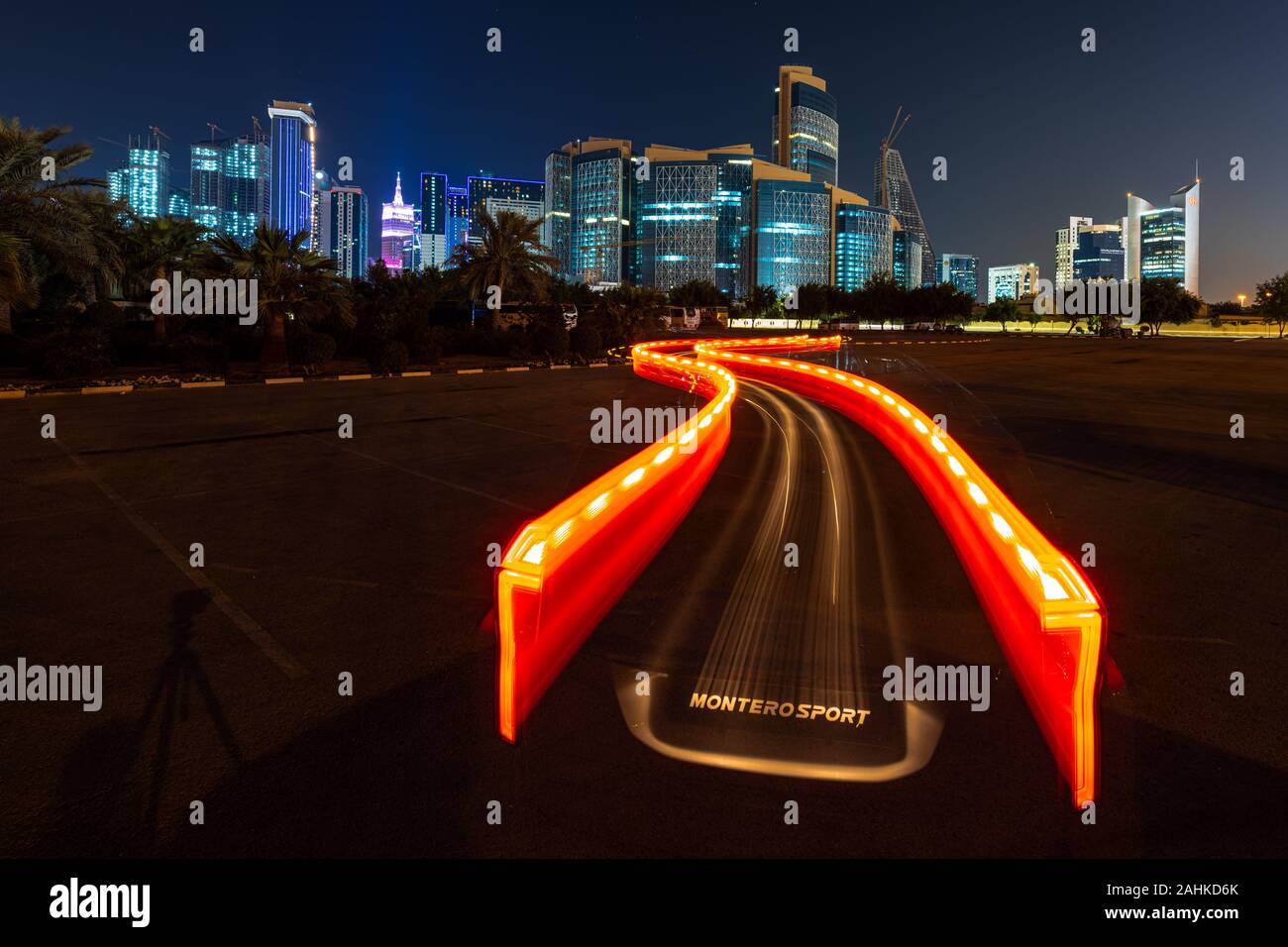 Auto Trail leuchtet die Skyline von Doha Stockfoto