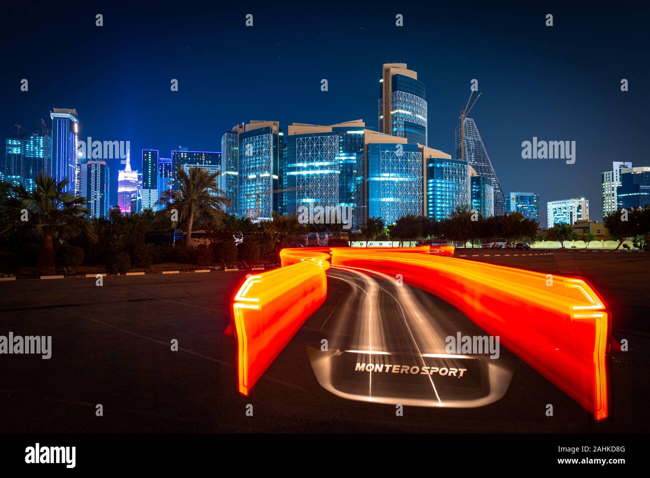 Auto Trail leuchtet die Skyline von Doha Stockfoto