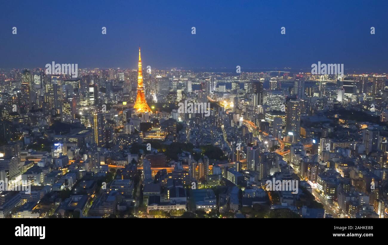 Weitwinkel Nacht Blick auf den Tokyo Tower von Mori Tower in Tokio Stockfoto