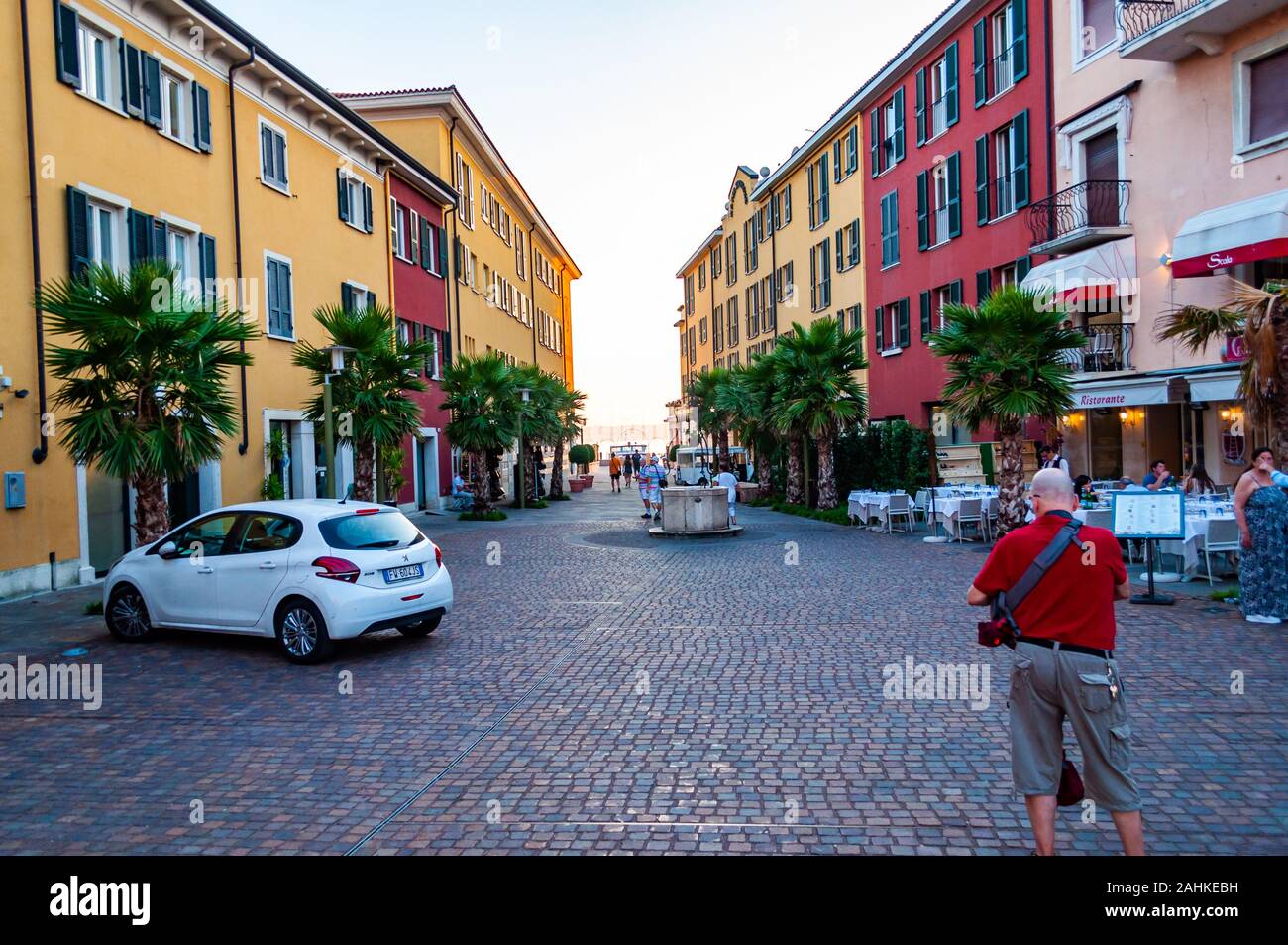 Sirmione, Lombardei, Italien - 12 September, 2019: die Menschen um zu Fuß durch die Straßen von der berühmten Altstadt von Sirmione Stadt auf der Halbinsel von G Stockfoto