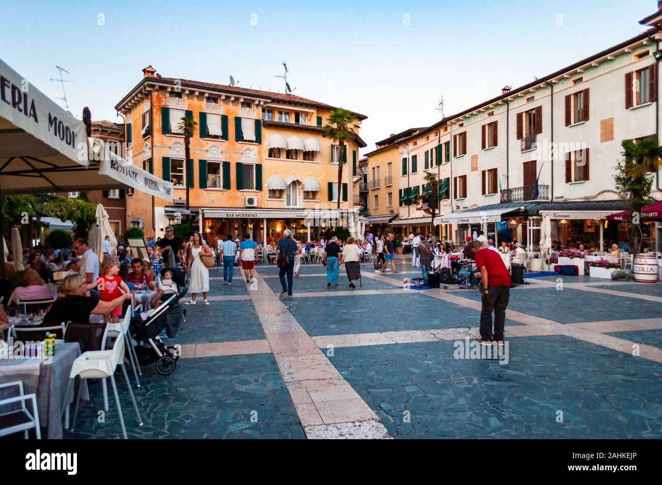 Sirmione, Lombardei, Italien - 12 September, 2019: die Menschen zu Fuß durch die Straßen von der berühmten Altstadt von Sirmione entfernt auf der Halbinsel von Garda la Stockfoto