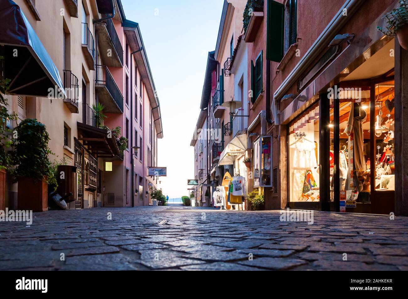 Sirmione, Lombardei, Italien - 12 September 2019: Am späten Abend Strassen entfernt von der berühmten Altstadt von Sirmione Stadt auf der Halbinsel von Garda See in Ita entfernt Stockfoto