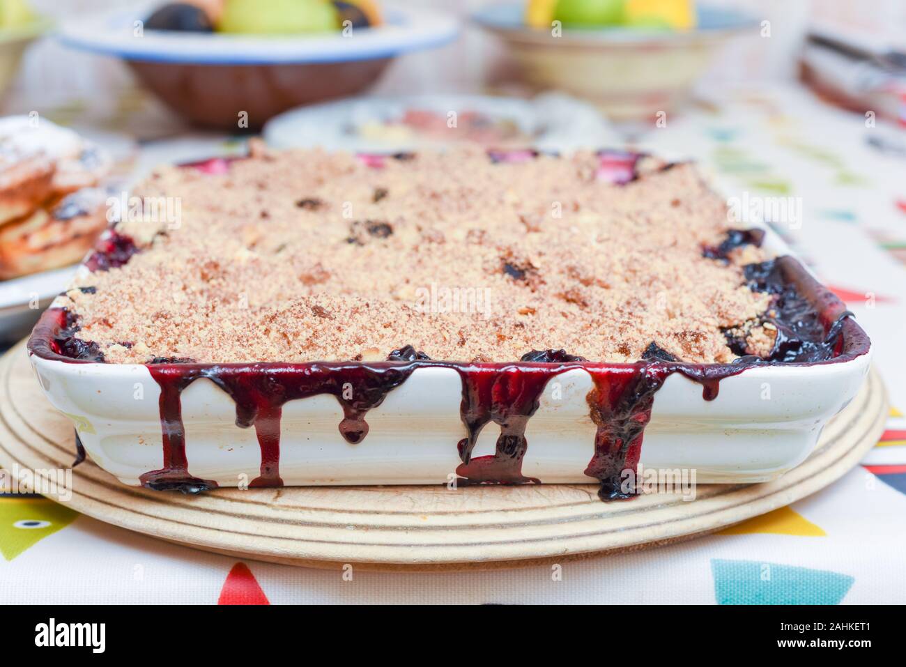 Frisch gebackene hausgemachte Frucht mit Zutaten frisch aus dem Ofen bröckeln Stockfoto