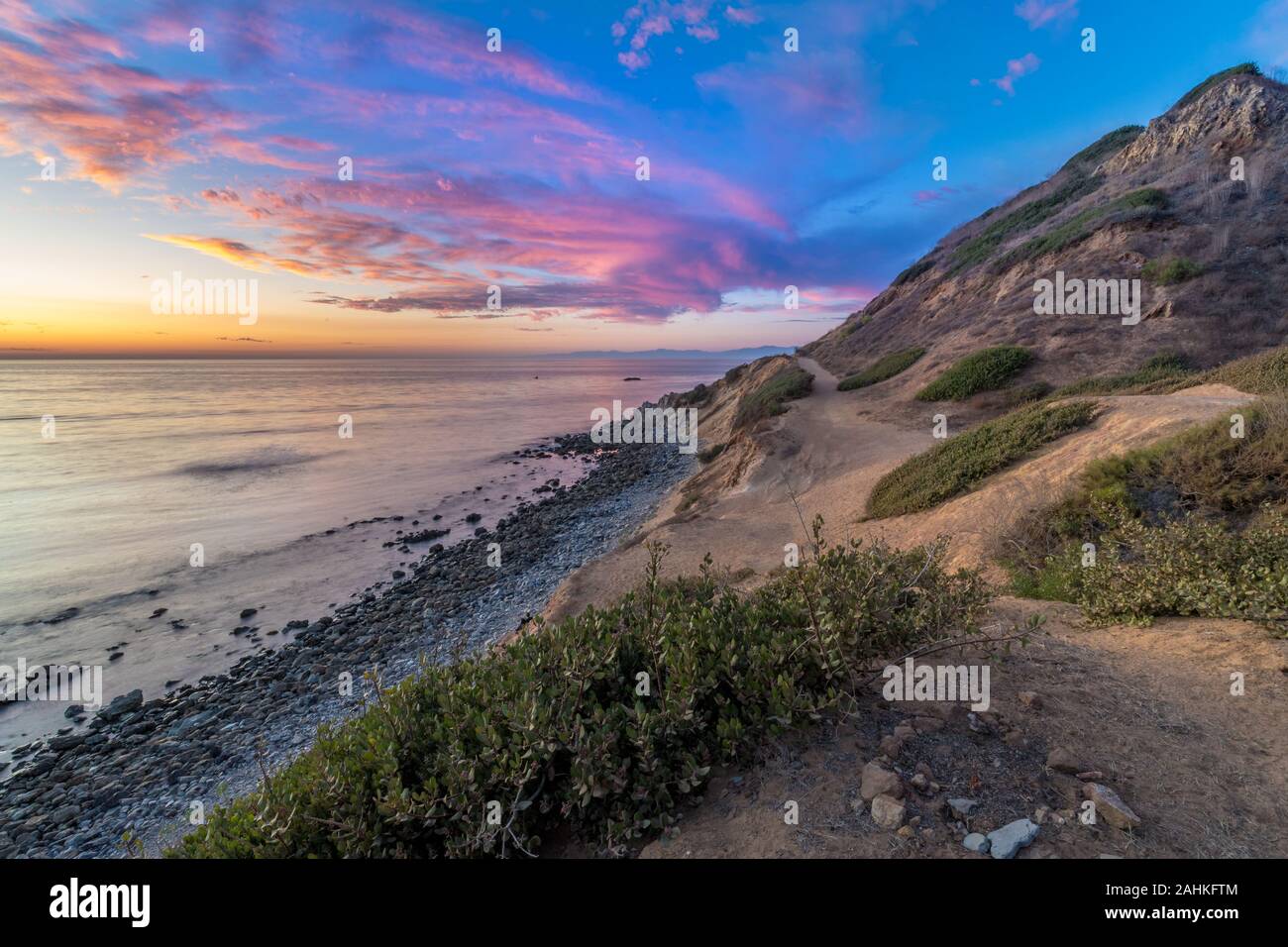 Lange Belichtung Foto des südlichen Kalifornien Küste nach Sonnenuntergang mit dramatischen Wolken im Himmel, Bluff Cove, Palos Verdes Estates, Kalifornien Stockfoto