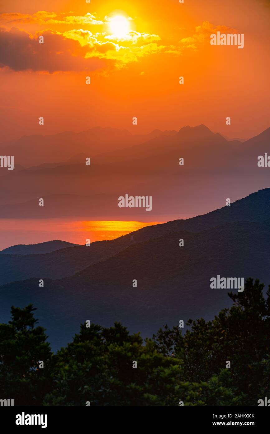 Schönen Sonnenuntergang über der Da Nang Bucht und Ba Na Hügel wie gesehen Verbot Co Peak, Da Nang Vietanm Stockfoto