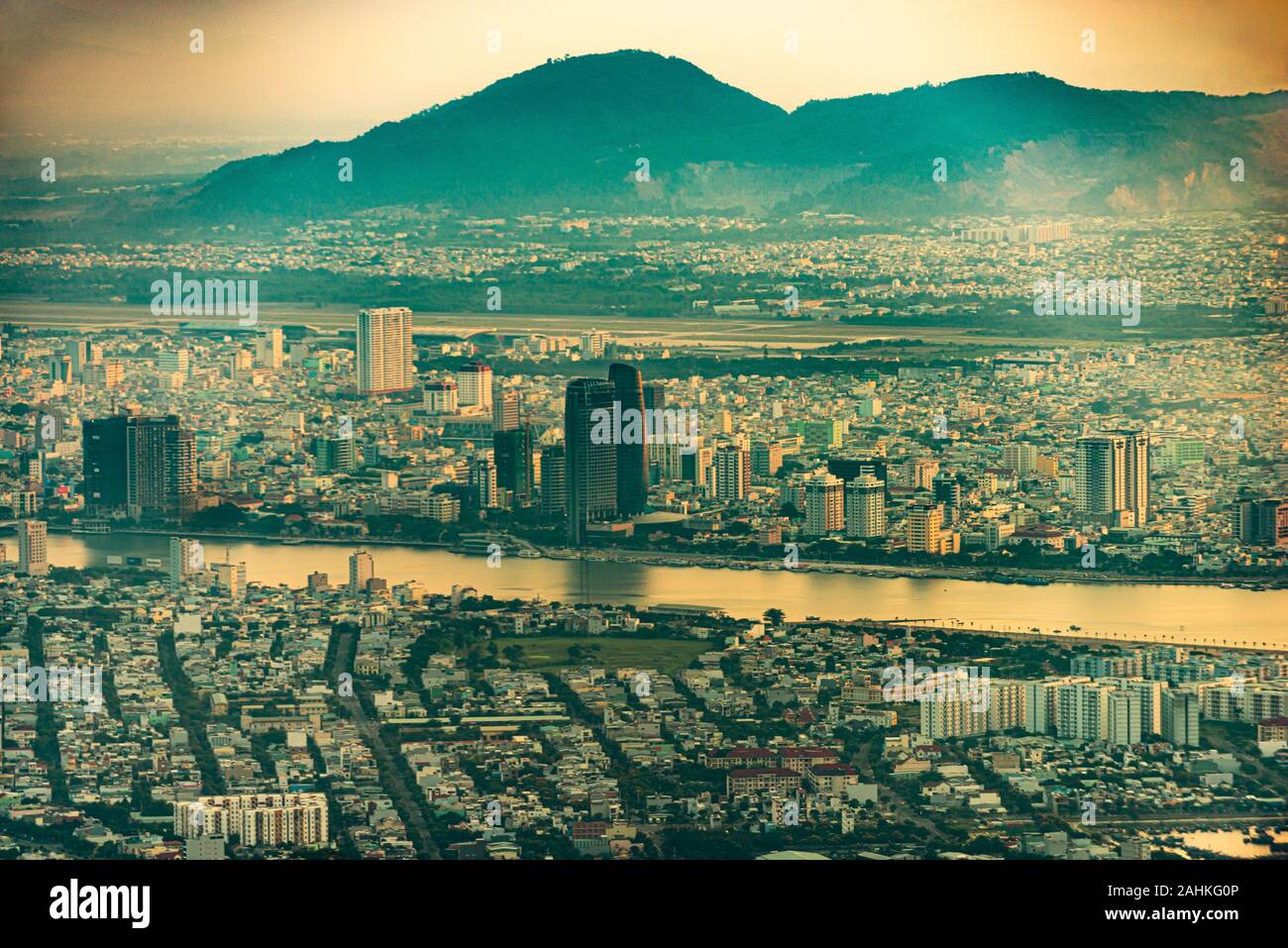 Stadt Da Nang und Ba Na Berge als vom Verbot Co Peak Sicht bei Sonnenuntergang, Vietnam gesehen. Stockfoto