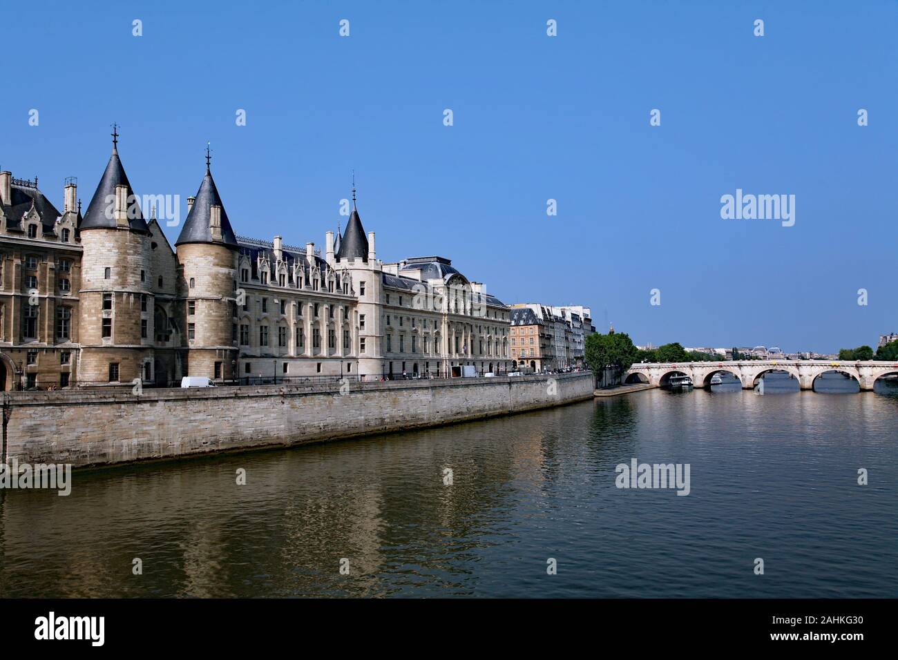 Paris, Blick entlang der Seine mit der mittelalterlichen Conciergerie auf der linken Seite Stockfoto