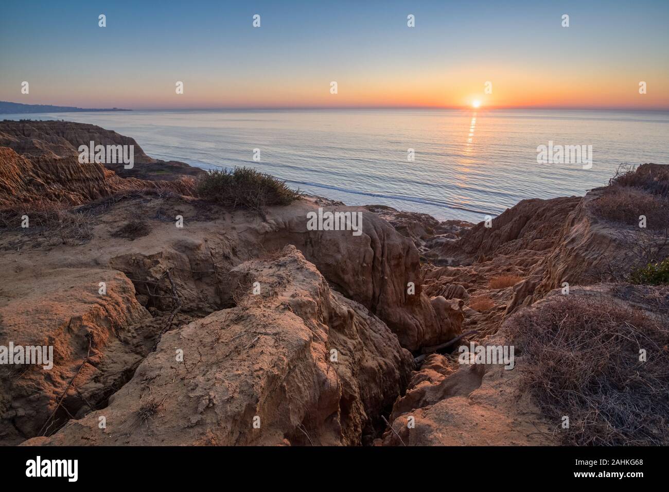 Atemberaubenden Blick hinunter auf die schroffen Sandsteinfelsen von Razor Punkt bei Sonnenuntergang, Torrey Pines, nationale Reserve, La Jolla, Kalifornien Stockfoto