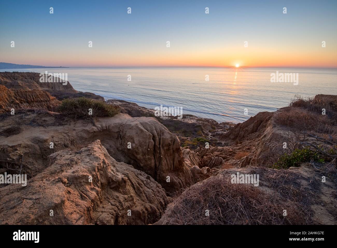 Atemberaubenden Blick hinunter auf die schroffen Sandsteinfelsen von Razor Punkt bei Sonnenuntergang, Torrey Pines, nationale Reserve, La Jolla, Kalifornien Stockfoto