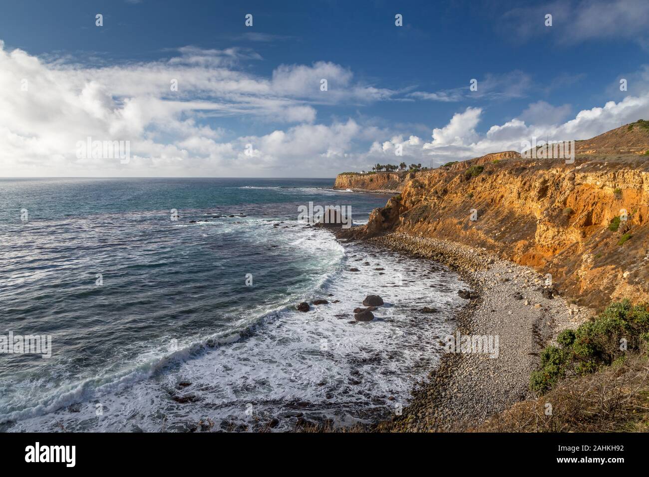 An der Küste von Pelican Cove mit Wellen, die auf der felsigen Küste und schönen blauen Himmel, Terranea Trail, Rancho Palos Verdes, Kalifornien Stockfoto