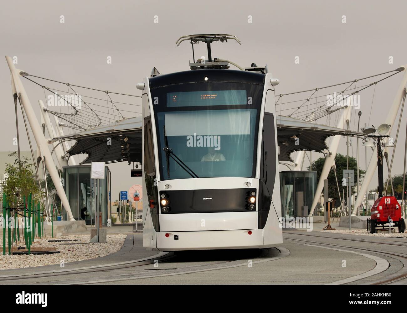 Die Qatar Foundation (QF) hat die Straßenbahn Education City ins Leben gerufen - ein bahnbrechendes Verkehrssystem, das eine neue Form nachhaltiger Reisen nach Katar ermöglicht Stockfoto