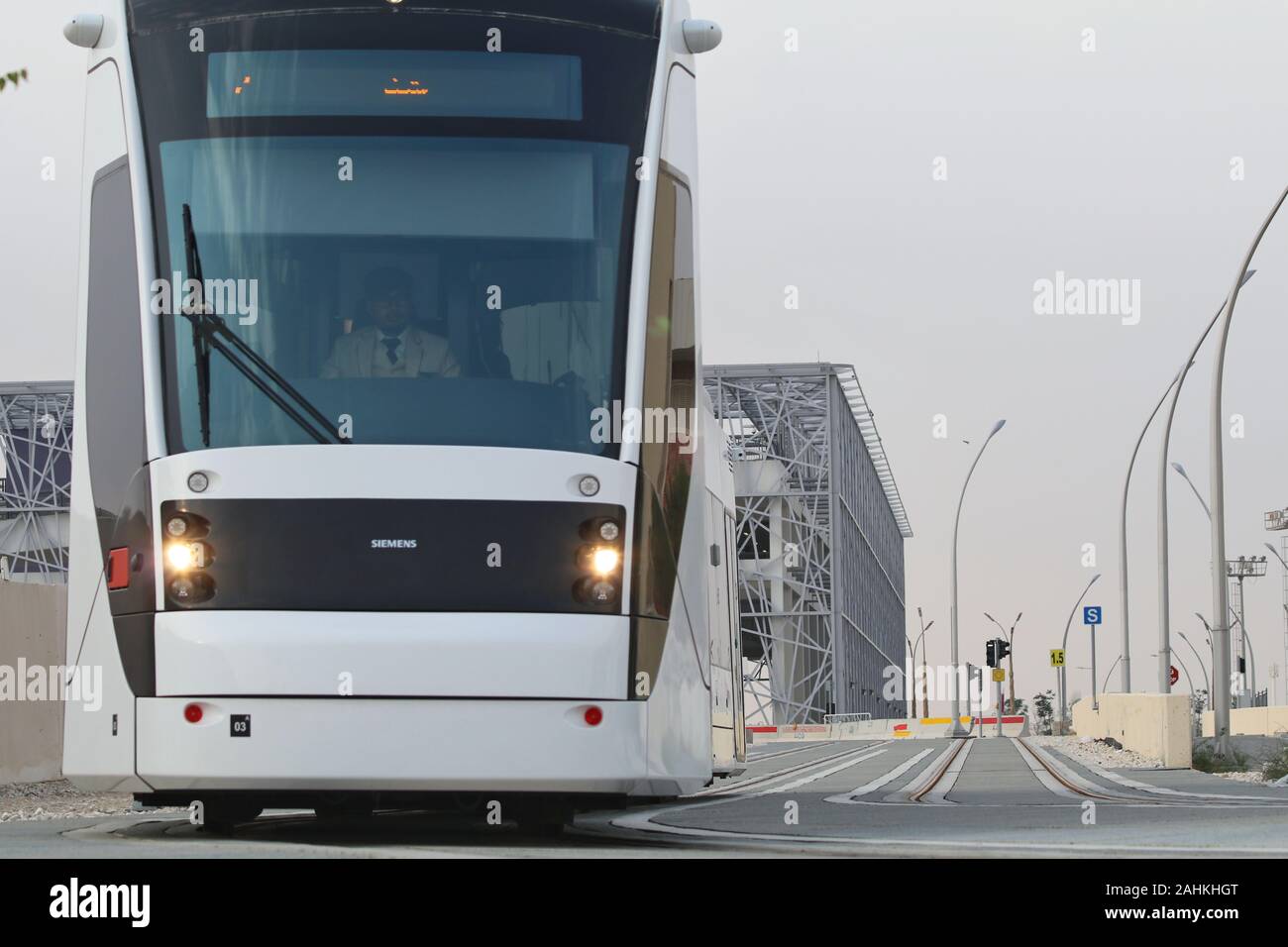 Die Qatar Foundation (QF) hat die Straßenbahn Education City ins Leben gerufen - ein bahnbrechendes Verkehrssystem, das eine neue Form nachhaltiger Reisen nach Katar ermöglicht Stockfoto