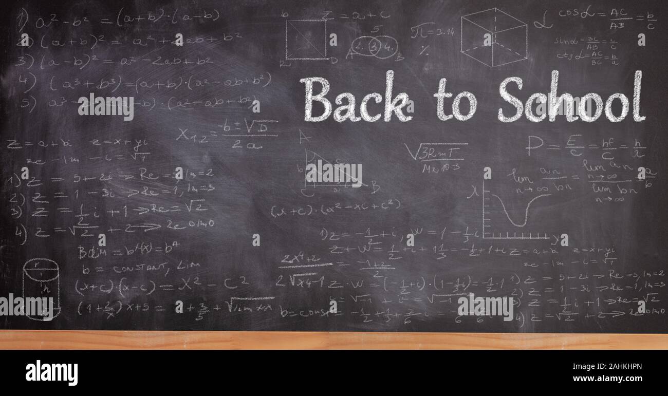 Tafel mit mathematischen Formeln und Text zurück zur Schule geschrieben Stockfoto