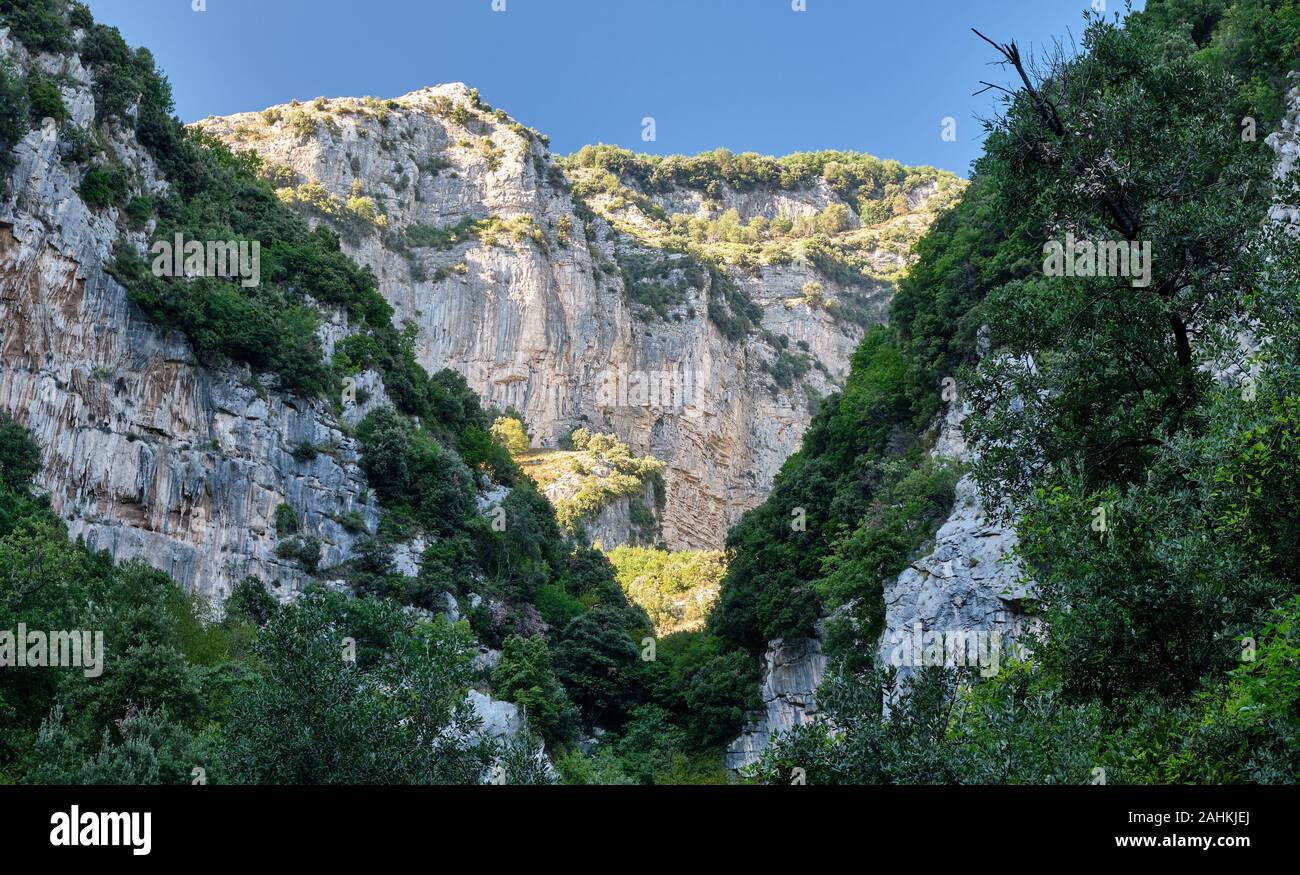 Ein V-förmiger Spalt in die Berge des Valle delle Ferriere wird durch Sonnenlicht hervorgehoben Stockfoto