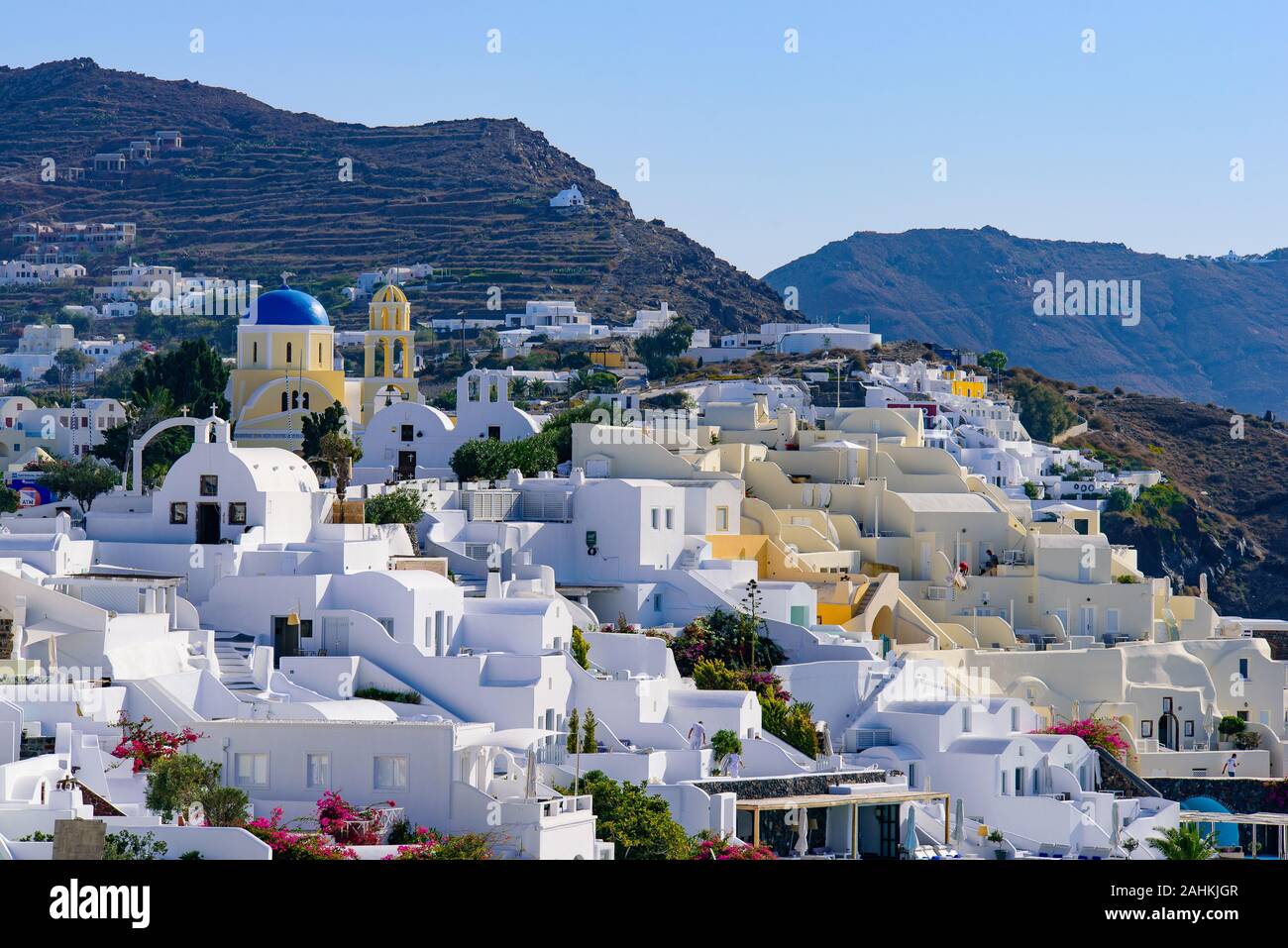 Traditionelles weißes Gebäude mit Blick auf das Mittelmeer in Oia, Santorini, Griechenland Stockfoto