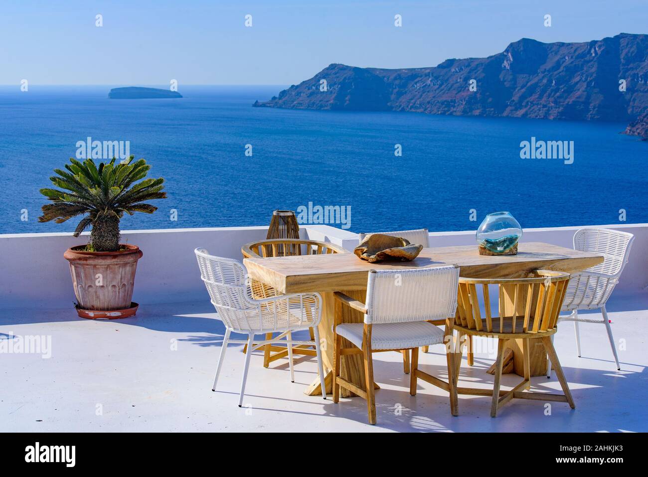 Outdoor Sitzplätze mit Blick auf die Ägäis in Oia, Santorini, Griechenland Stockfoto