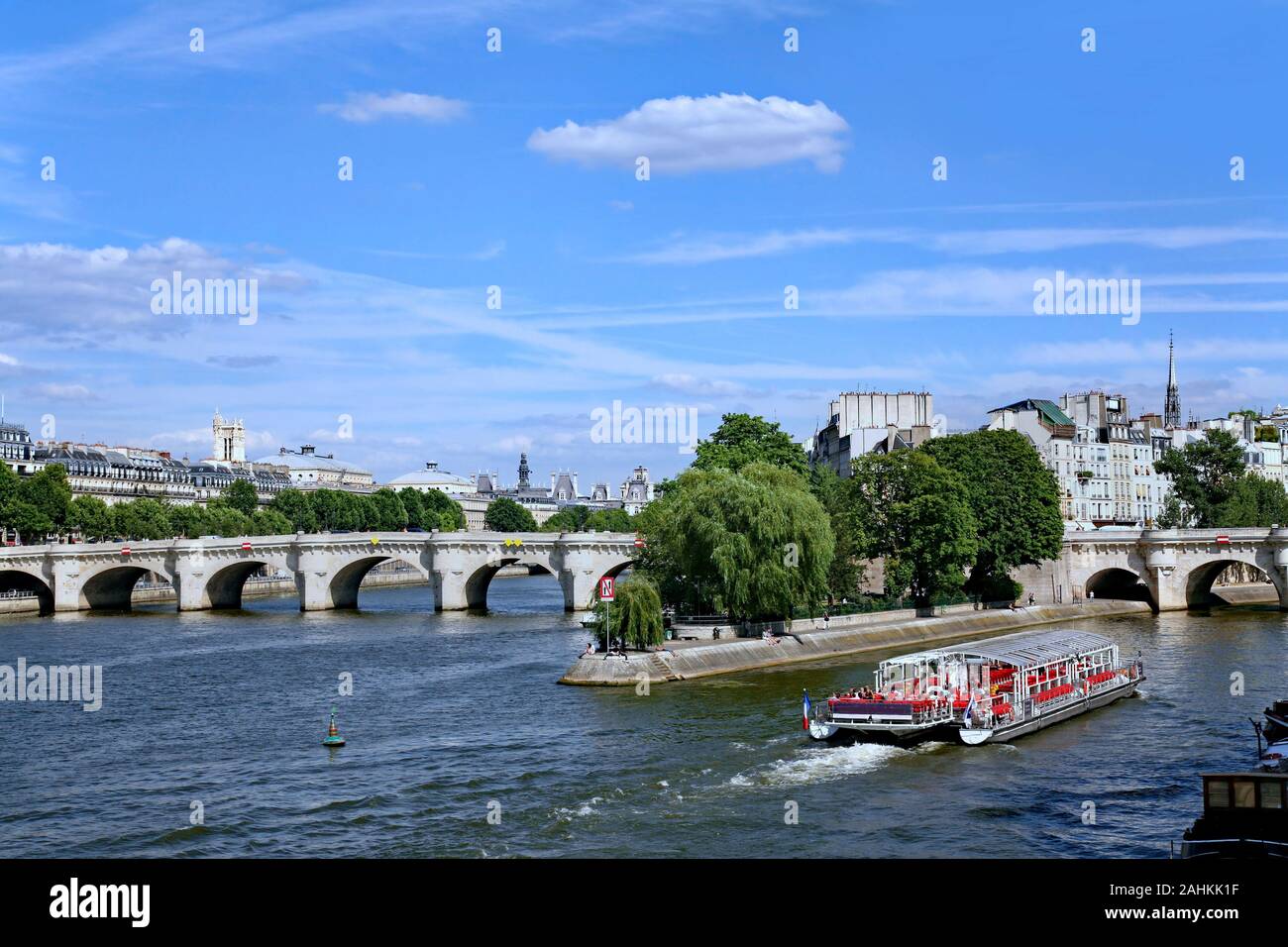Blick auf die Pont Neuf am westlichen Ende der Île de la Cité, Paris, Frankreich Stockfoto